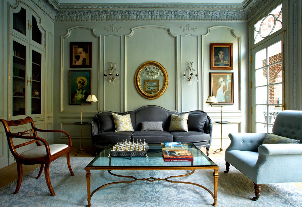 Foto di un soggiorno vittoriano con sala formale, pareti verdi, parquet chiaro e nessuna TV