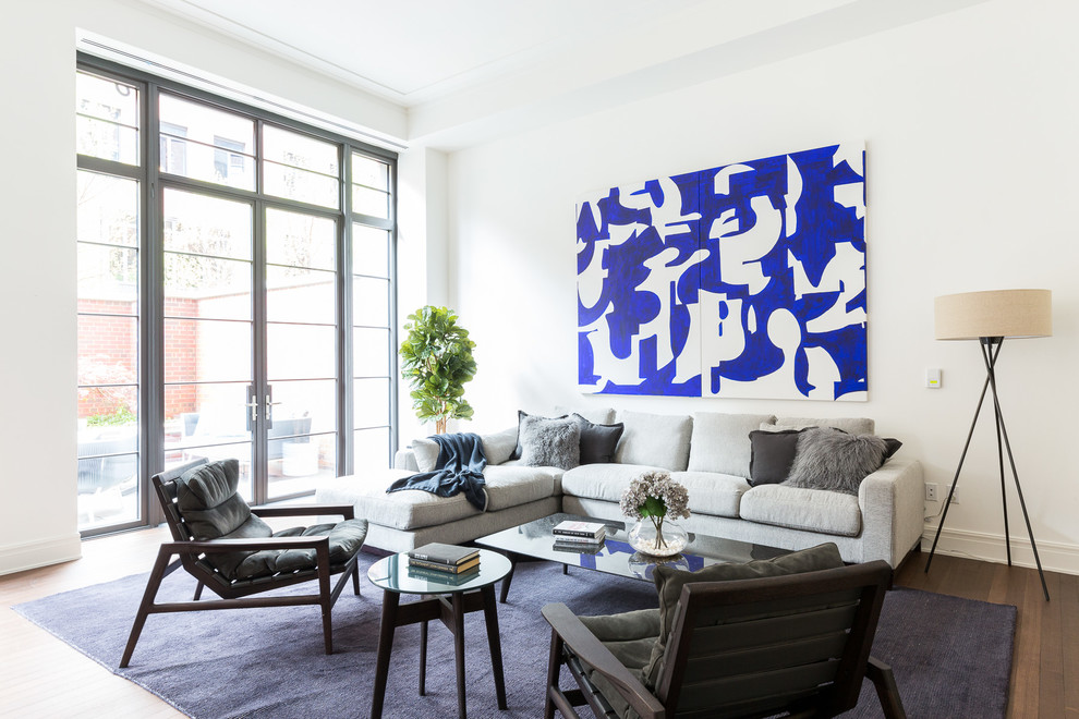 Mittelgroßes, Repräsentatives, Offenes Modernes Wohnzimmer mit weißer Wandfarbe und braunem Holzboden in New York