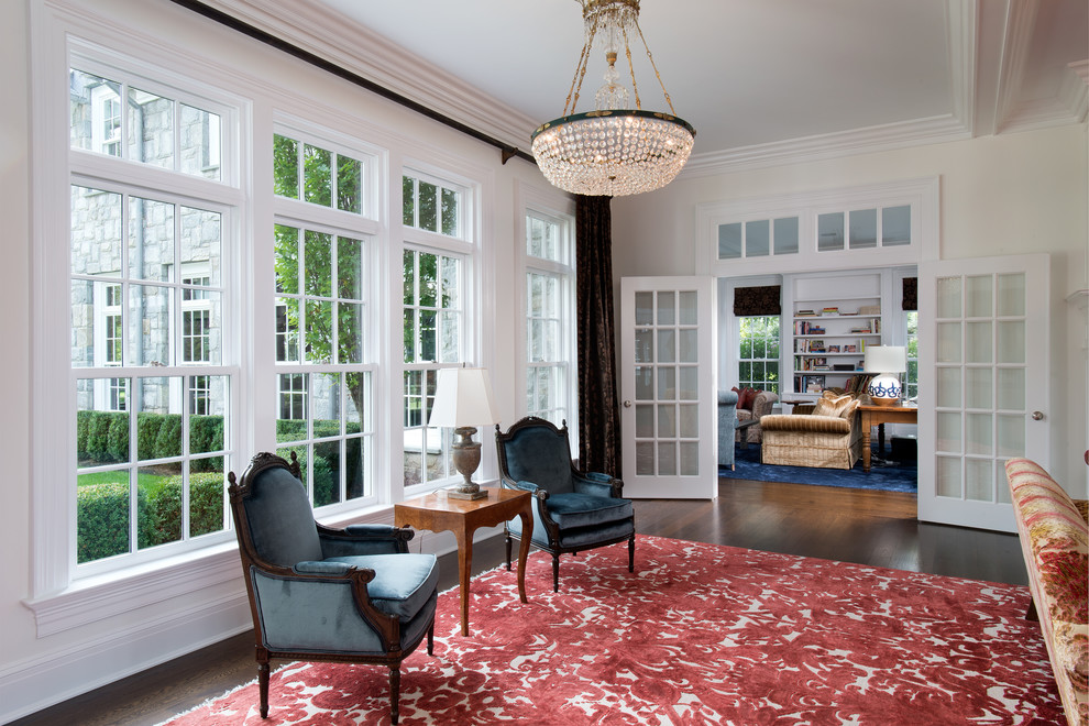 Klassisches Wohnzimmer mit weißer Wandfarbe, dunklem Holzboden, Kamin und gefliester Kaminumrandung in New York