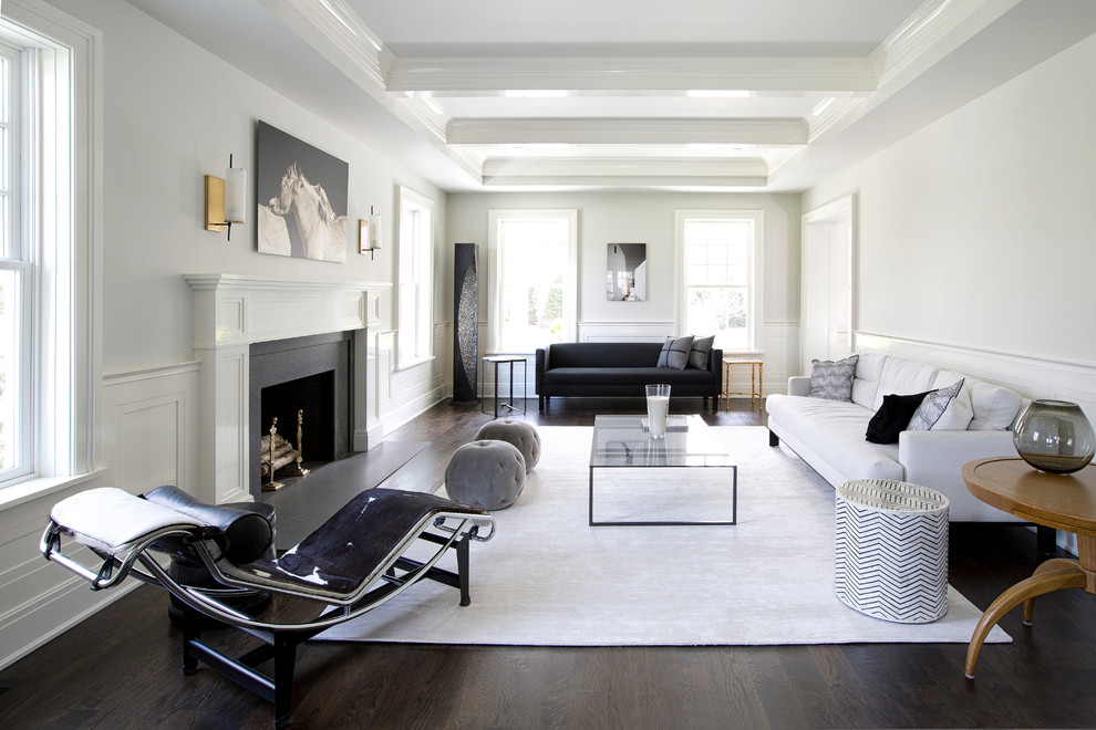 Immagine di un soggiorno classico con sala formale, pareti bianche, parquet scuro, camino classico e nessuna TV