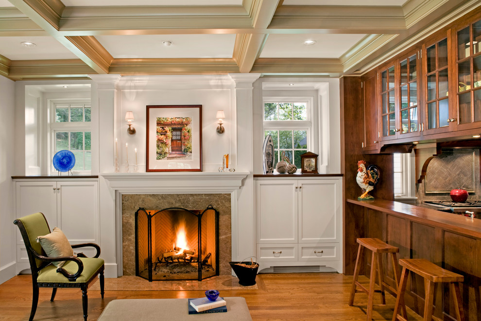 Foto de salón para visitas clásico sin televisor con paredes blancas, suelo de madera en tonos medios y todas las chimeneas