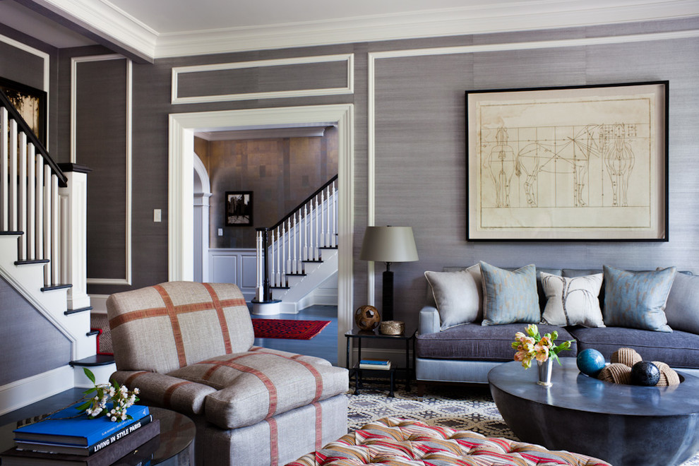 Repräsentatives, Abgetrenntes Klassisches Wohnzimmer mit grauer Wandfarbe und blauem Boden in New York