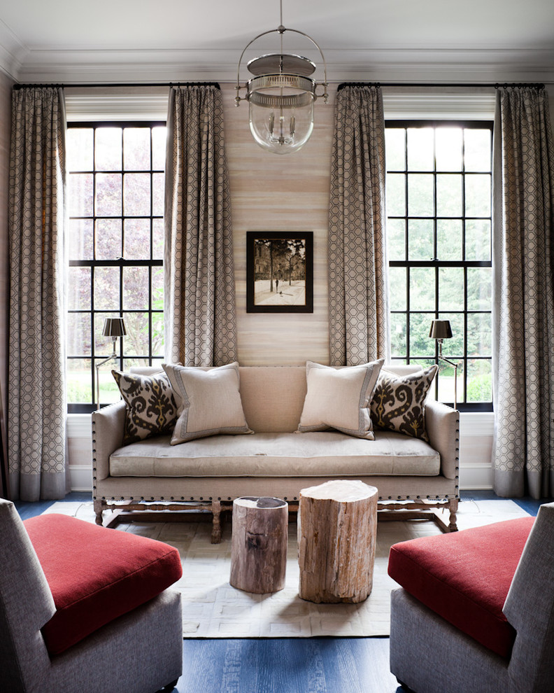 Idee per un soggiorno classico con sala formale, pareti beige, parquet scuro e pavimento blu