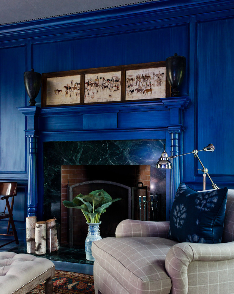 На фото: гостиная комната в стиле фьюжн с синими стенами, стандартным камином и синим полом