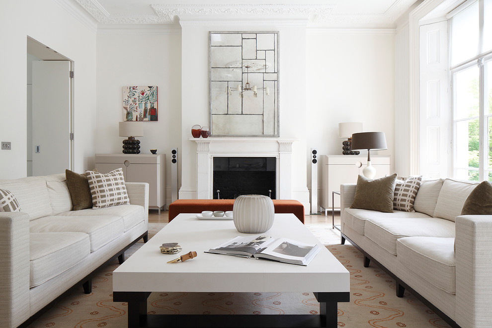 Immagine di un soggiorno chic chiuso con sala formale, pareti bianche, camino classico e pavimento beige