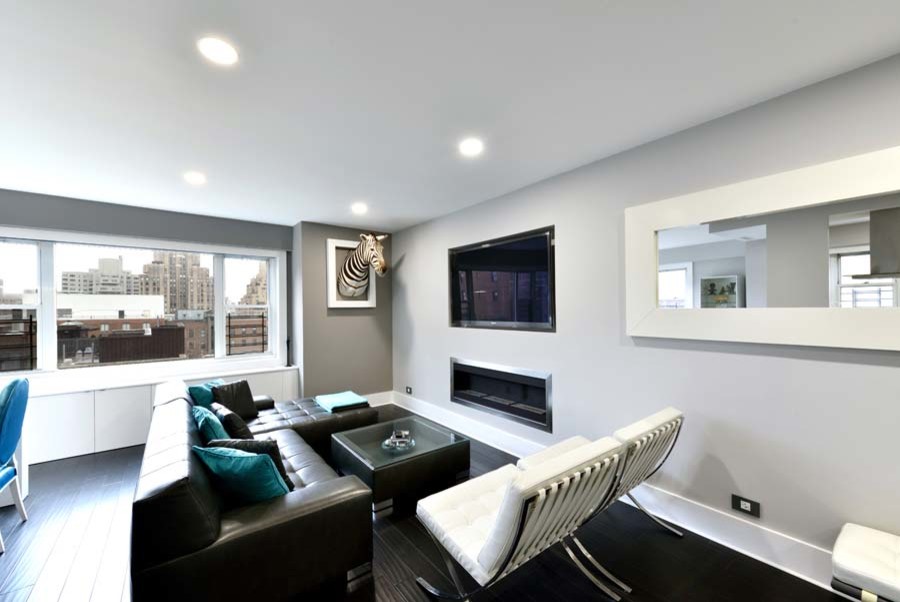 Foto di un grande soggiorno design aperto con pareti grigie, parquet scuro, camino lineare Ribbon, TV a parete e pavimento marrone