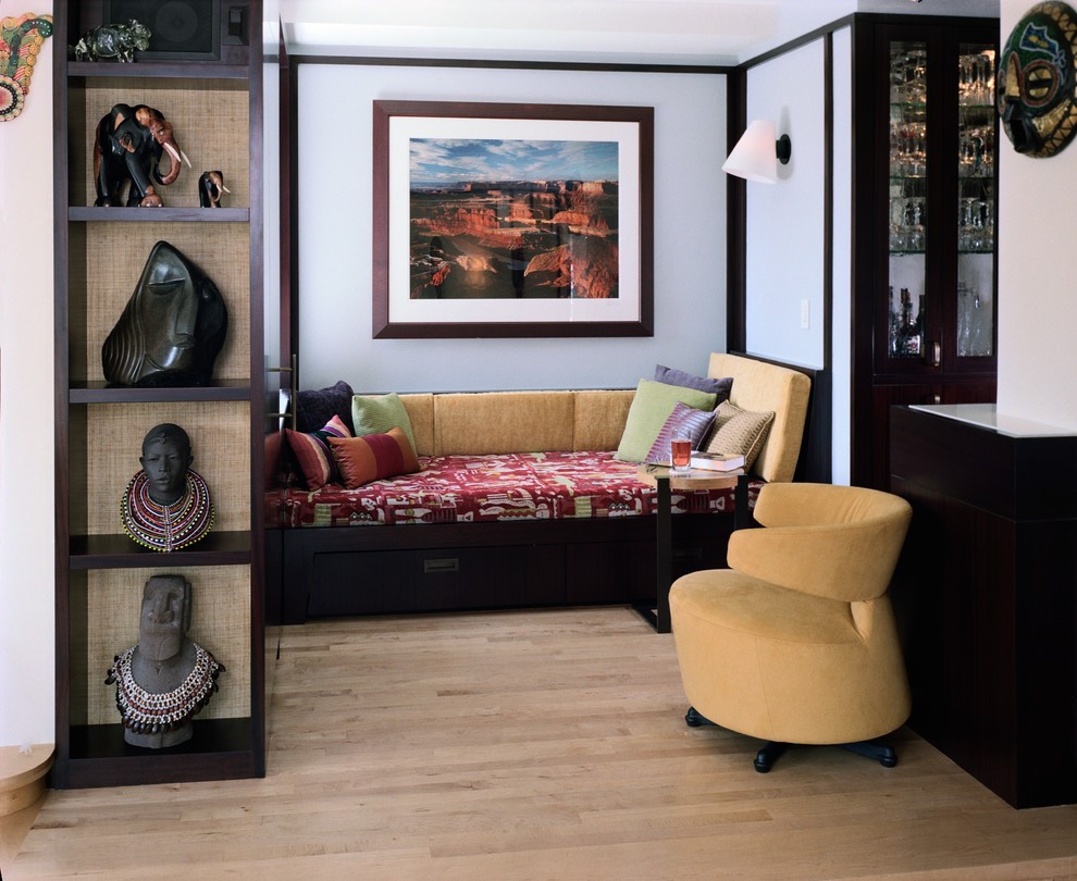 Esempio di un soggiorno minimal di medie dimensioni e chiuso con pareti bianche, parquet chiaro e parete attrezzata