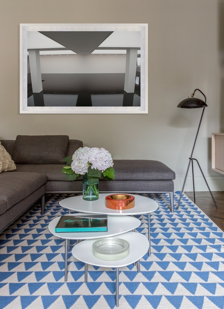 Mittelgroßes, Fernseherloses Modernes Wohnzimmer im Loft-Stil mit grauer Wandfarbe, dunklem Holzboden, Kamin und Kaminumrandung aus Stein in New York
