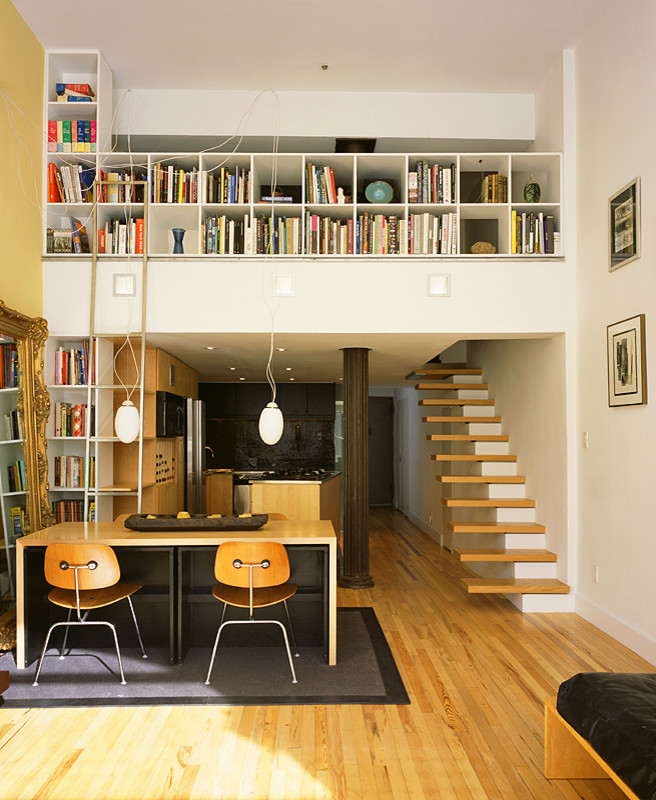 Foto på ett mellanstort funkis allrum med öppen planlösning, med ett finrum, vita väggar, ljust trägolv och brunt golv