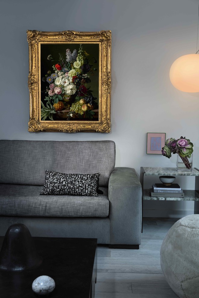 Immagine di un grande soggiorno moderno stile loft con pareti bianche, parquet chiaro e pavimento grigio
