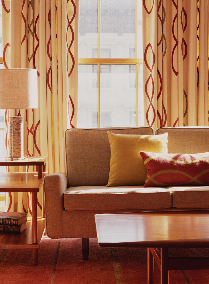 Стильный дизайн: гостиная комната в современном стиле с красивыми шторами - последний тренд