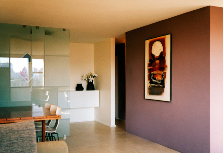 Ejemplo de salón cerrado bohemio de tamaño medio sin chimenea y televisor con paredes multicolor y suelo de madera clara