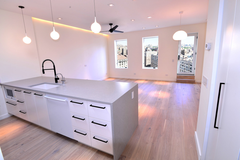 Idee per un soggiorno moderno di medie dimensioni e aperto con sala formale, pareti bianche, pavimento in legno massello medio, TV a parete e pavimento marrone