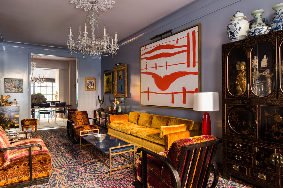 Diseño de salón bohemio con paredes azules, suelo de madera en tonos medios y suelo marrón