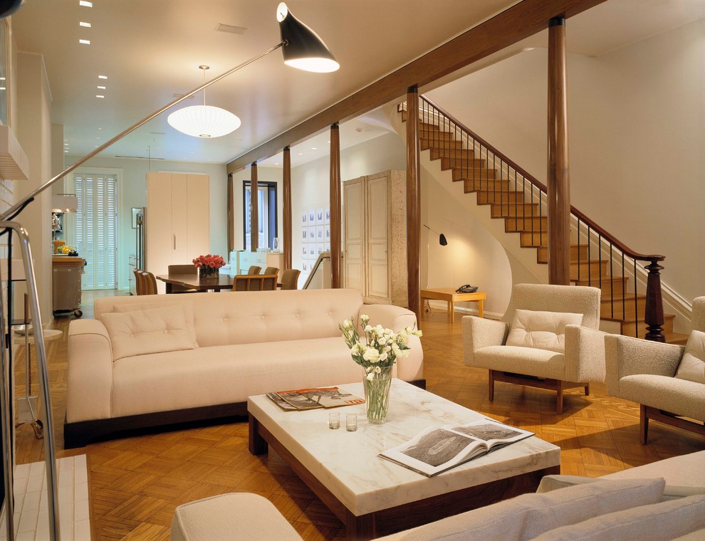Cette photo montre un salon moderne avec un sol en bois brun.