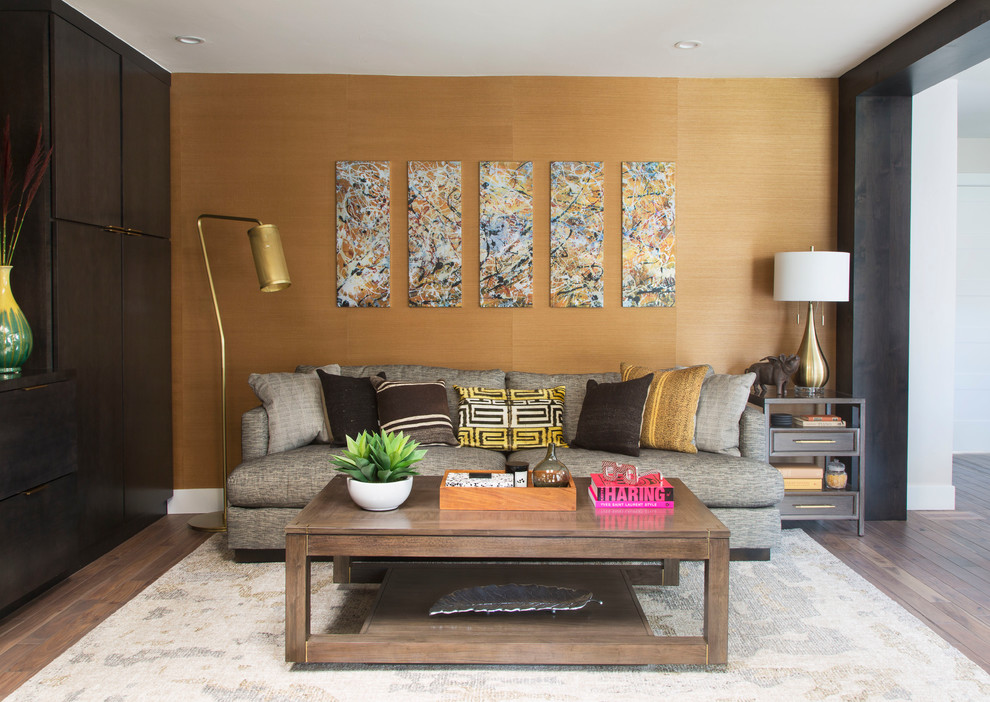 Repräsentatives, Abgetrenntes Modernes Wohnzimmer ohne Kamin mit gelber Wandfarbe und dunklem Holzboden in Denver