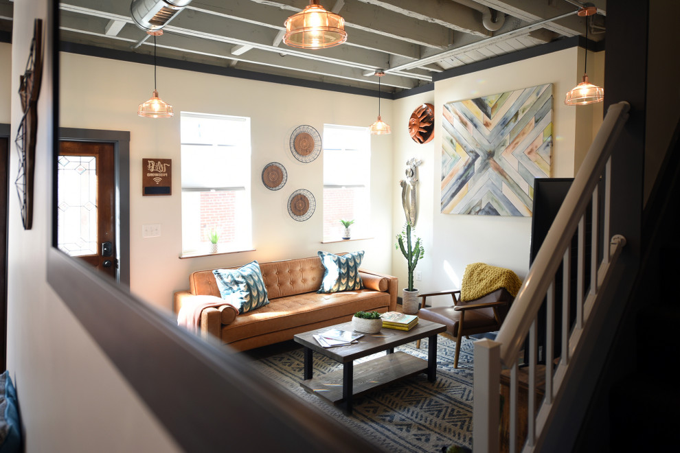Idéer för ett litet amerikanskt separat vardagsrum, med ett finrum, vita väggar, mellanmörkt trägolv, en fristående TV och brunt golv