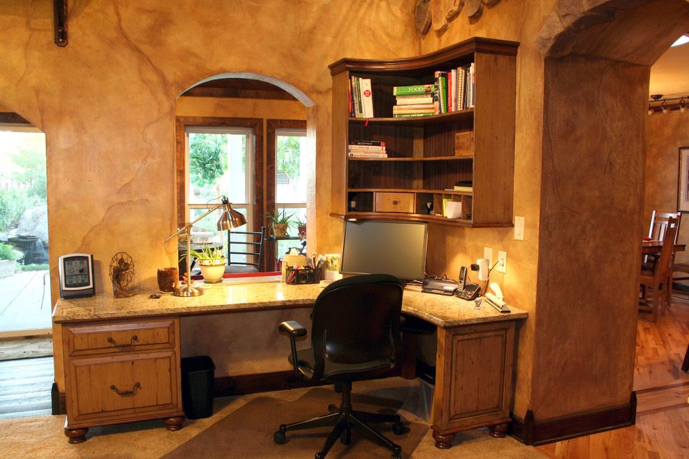 デンバーにあるラグジュアリーな中くらいなラスティックスタイルのおしゃれなホームオフィス・書斎 (マルチカラーの壁、カーペット敷き、暖炉なし) の写真