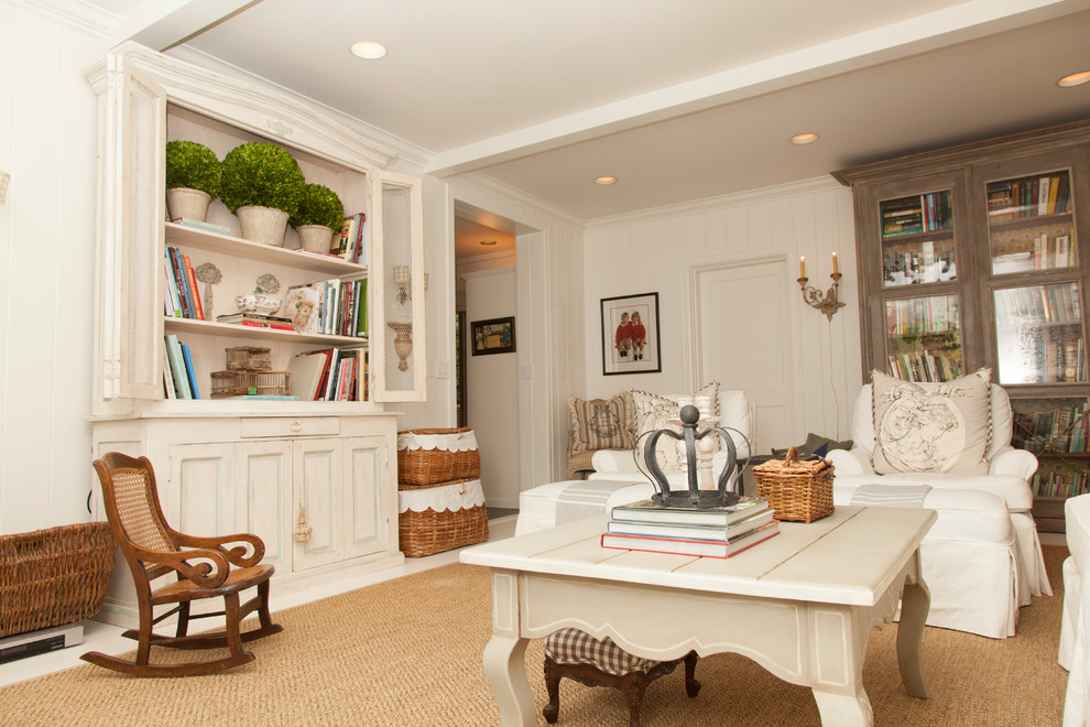 На фото: изолированная гостиная комната в стиле шебби-шик с белыми стенами с
