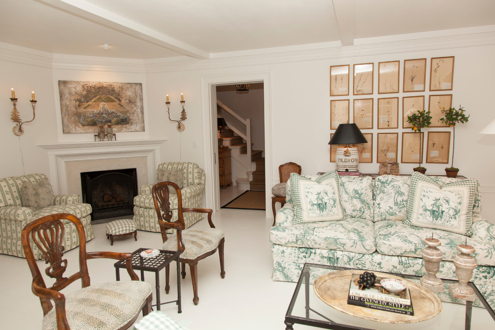 Immagine di un soggiorno classico con pareti bianche e camino ad angolo