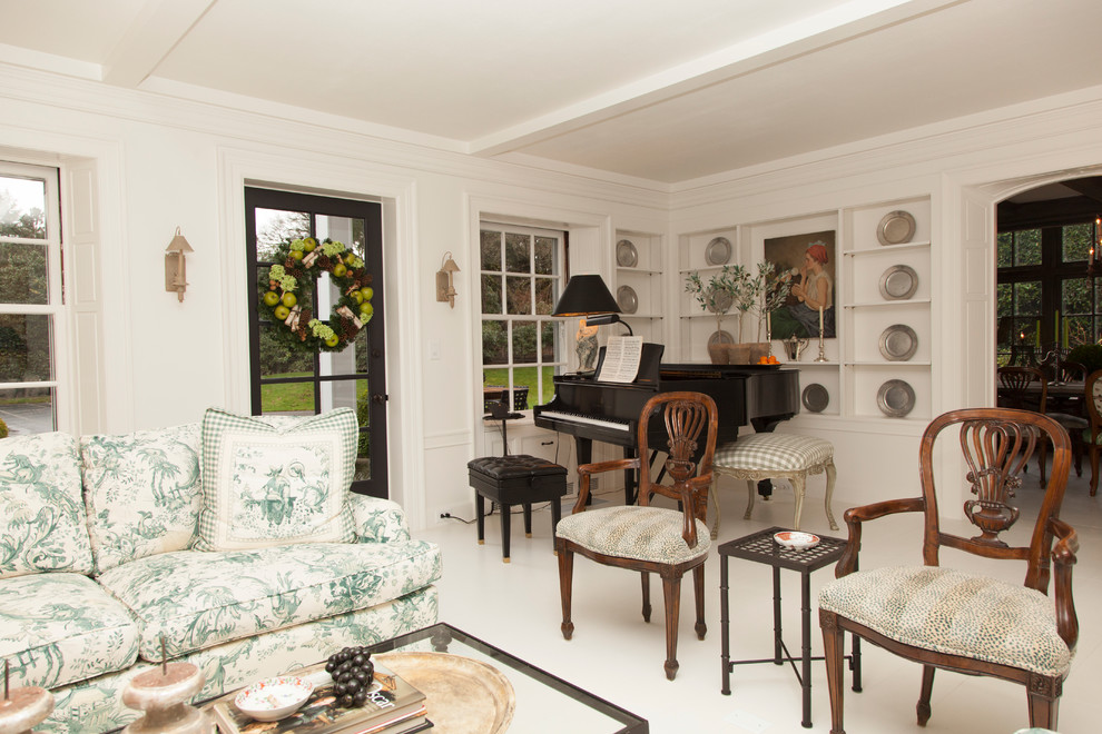 Стильный дизайн: гостиная комната в классическом стиле с музыкальной комнатой и белыми стенами - последний тренд