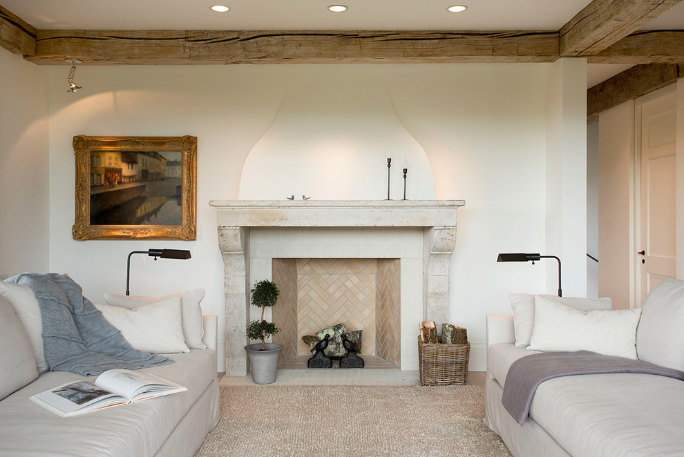 Imagen de salón campestre con paredes blancas, suelo de madera clara, todas las chimeneas y marco de chimenea de piedra