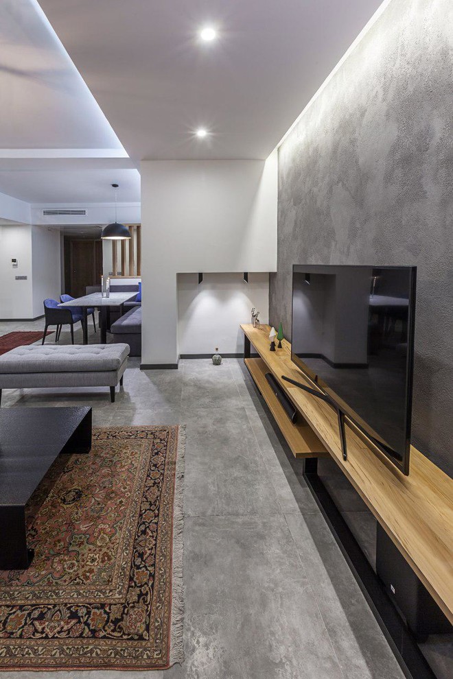 Aménagement d'un salon moderne de taille moyenne avec un mur gris, un sol en carrelage de céramique et un sol gris.