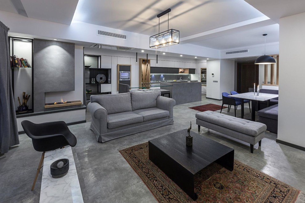 Idee per un soggiorno minimalista di medie dimensioni con pareti grigie, pavimento con piastrelle in ceramica e pavimento grigio