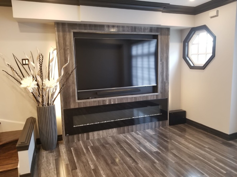 Mittelgroßes, Offenes Klassisches Wohnzimmer mit grauer Wandfarbe, Laminat, Hängekamin, Multimediawand und grauem Boden in Toronto