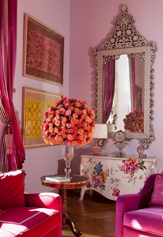 На фото: большая парадная, открытая гостиная комната в стиле фьюжн с розовыми стенами, светлым паркетным полом и бежевым полом без камина, телевизора