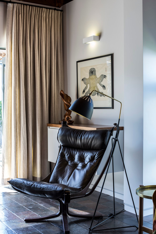 Mittelgroßes, Offenes Skandinavisches Wohnzimmer mit weißer Wandfarbe, Schieferboden, Kamin, verputzter Kaminumrandung, TV-Wand und braunem Boden in Brisbane