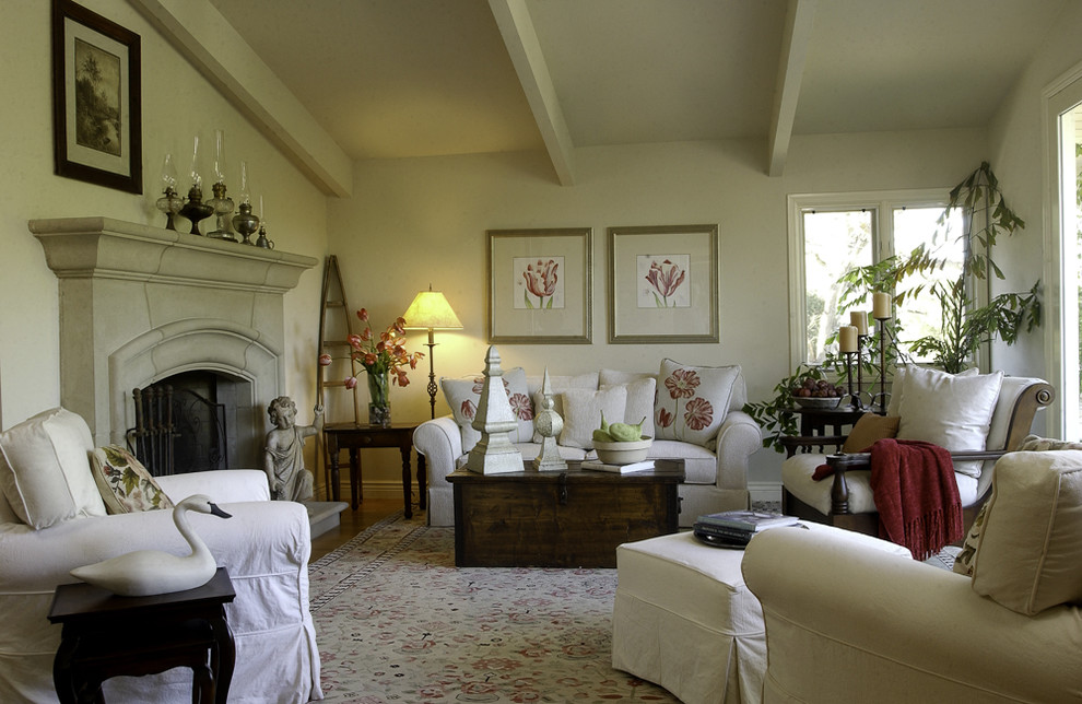 Cette image montre un salon traditionnel avec un mur beige et une cheminée standard.