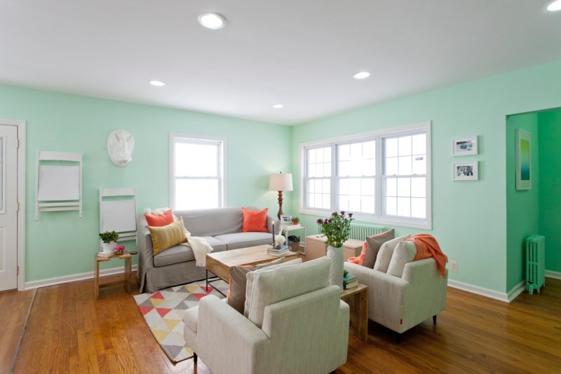 Imagen de salón abierto actual de tamaño medio con paredes verdes y suelo de madera en tonos medios