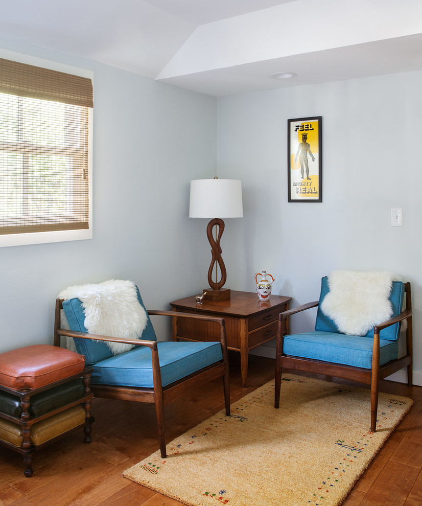 Foto de salón abierto vintage pequeño con paredes azules y suelo de madera en tonos medios
