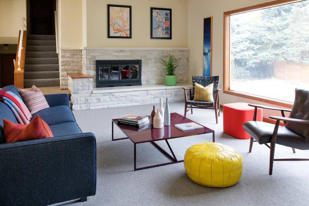 Свежая идея для дизайна: открытая гостиная комната среднего размера в стиле ретро с стандартным камином и серым полом - отличное фото интерьера
