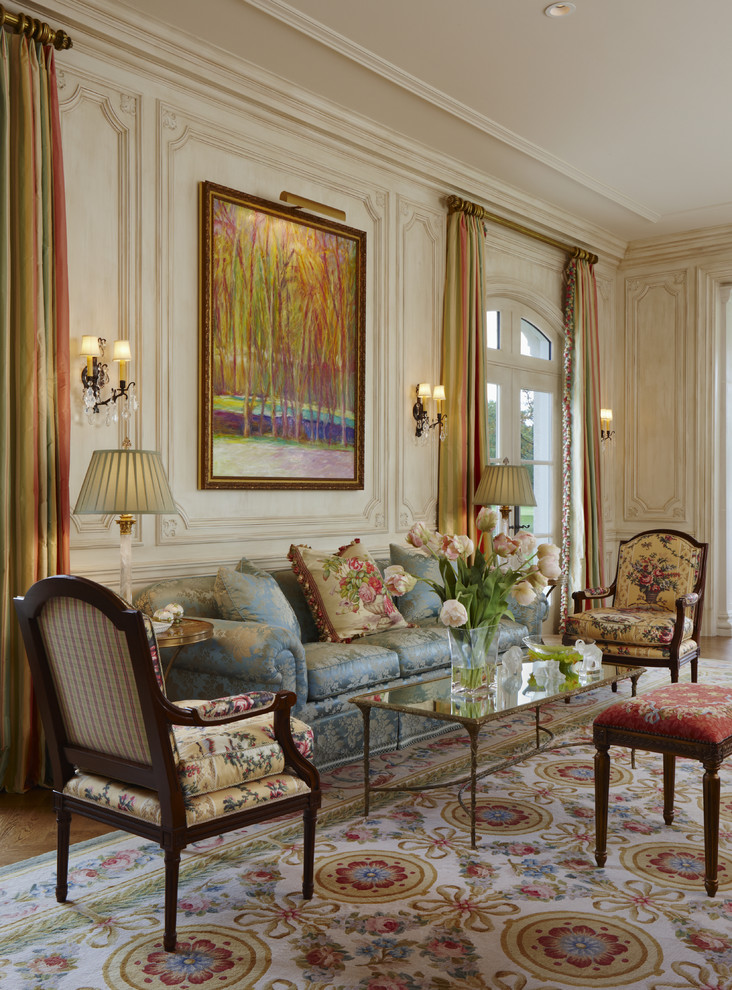 На фото: парадная гостиная комната в классическом стиле с красивыми шторами
