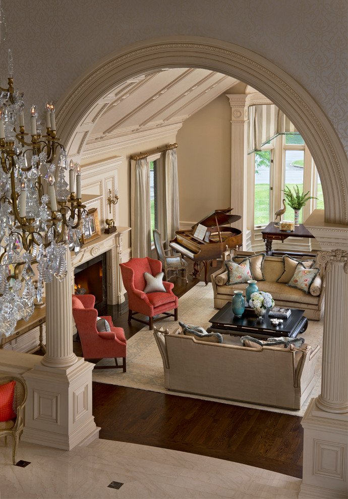 Foto di un grande soggiorno classico aperto con sala formale, pareti beige, parquet scuro, camino classico e cornice del camino in legno