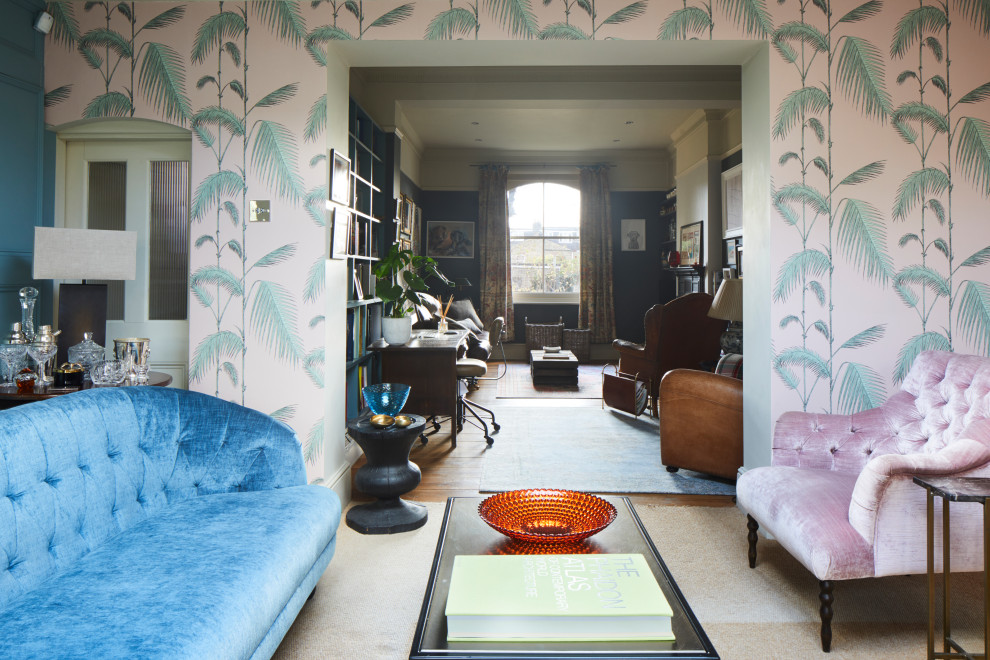 Пример оригинального дизайна: гостиная комната среднего размера в стиле фьюжн с разноцветными стенами и обоями на стенах