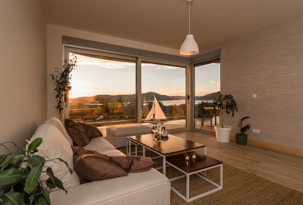 Idee per un grande soggiorno minimal aperto con pareti beige e pavimento con piastrelle in ceramica