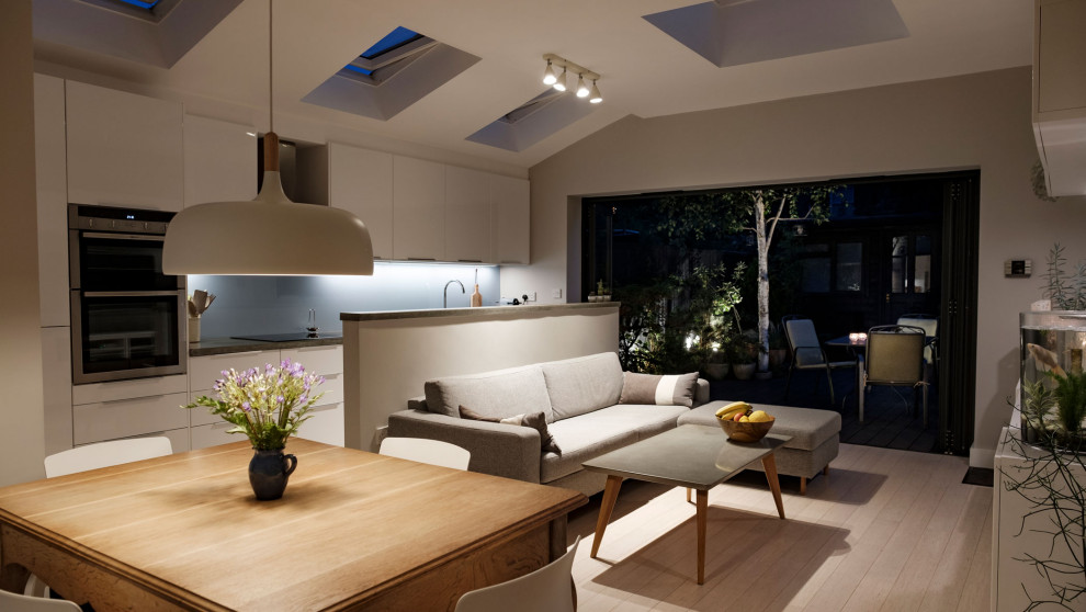 Источник вдохновения для домашнего уюта: открытая гостиная комната среднего размера в современном стиле с серыми стенами, полом из бамбука и белым полом