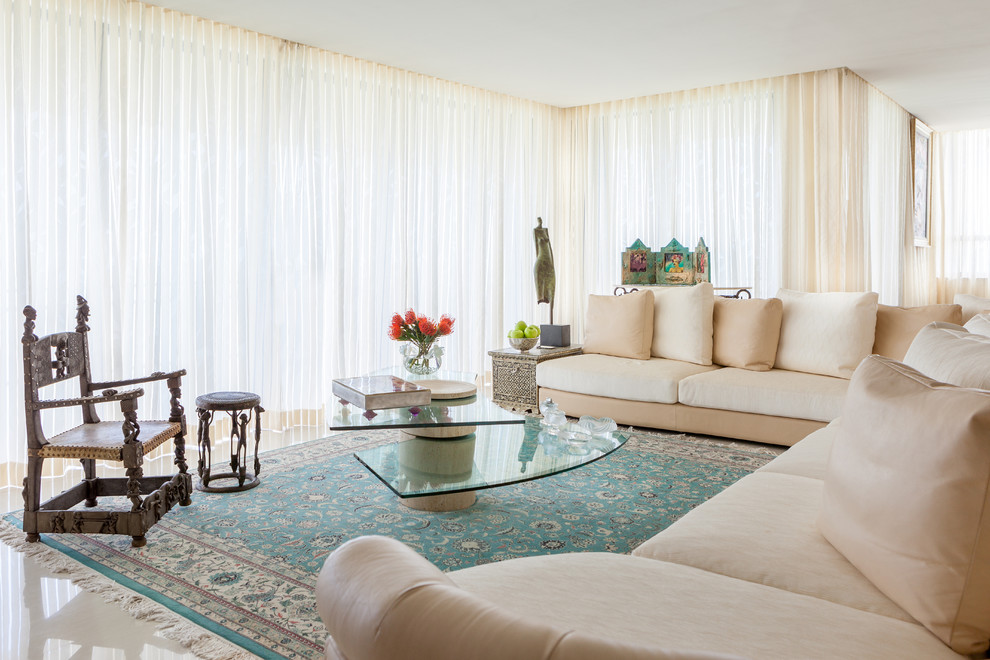 Mittelgroßes, Repräsentatives, Fernseherloses, Offenes Stilmix Wohnzimmer mit beiger Wandfarbe und Porzellan-Bodenfliesen in Miami