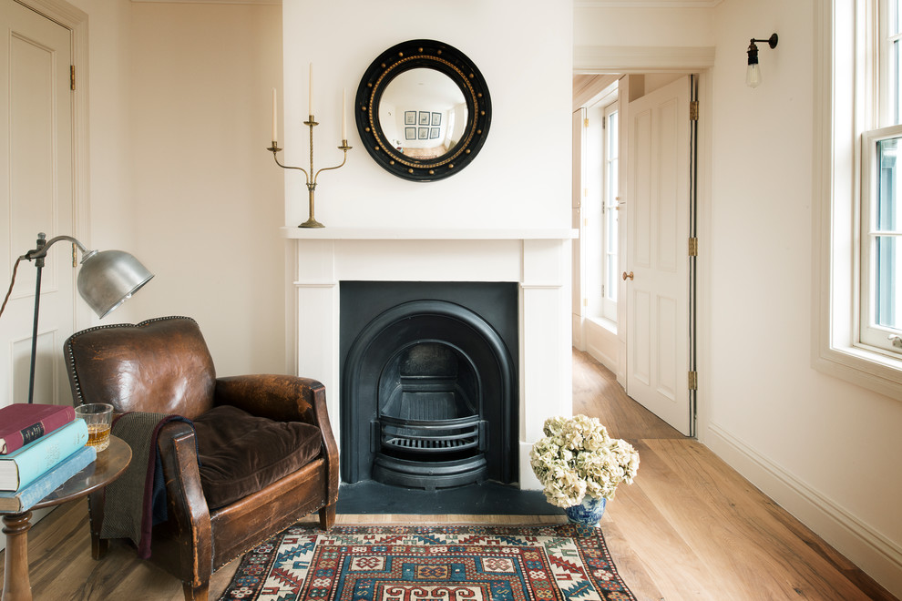 Inspiration for a timeless living room remodel in London