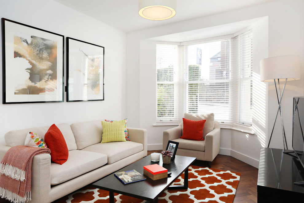 Mittelgroßes, Abgetrenntes Klassisches Wohnzimmer ohne Kamin mit weißer Wandfarbe, dunklem Holzboden, freistehendem TV und braunem Boden in London