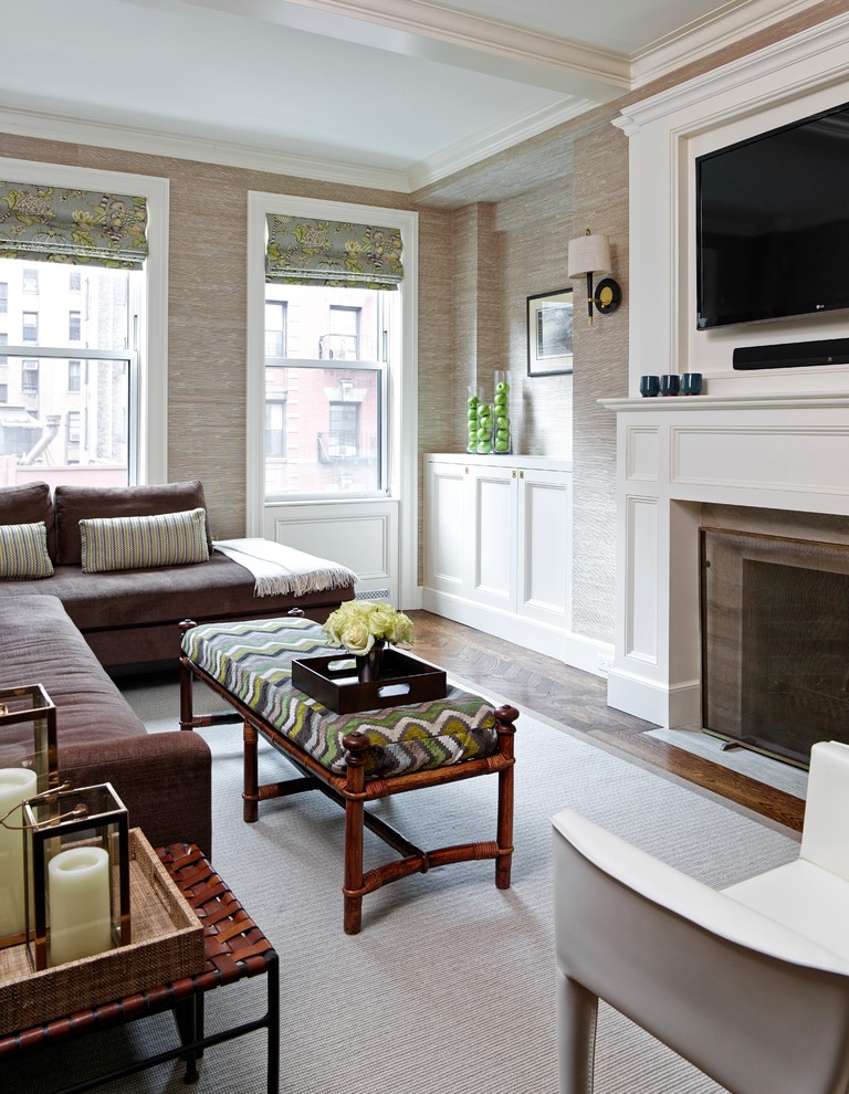 Mittelgroßes, Abgetrenntes Klassisches Wohnzimmer mit beiger Wandfarbe, Kamin, TV-Wand, braunem Holzboden und verputzter Kaminumrandung in New York