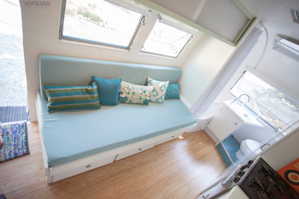 Пример оригинального дизайна: маленькая открытая гостиная комната в стиле модернизм с белыми стенами без телевизора для на участке и в саду