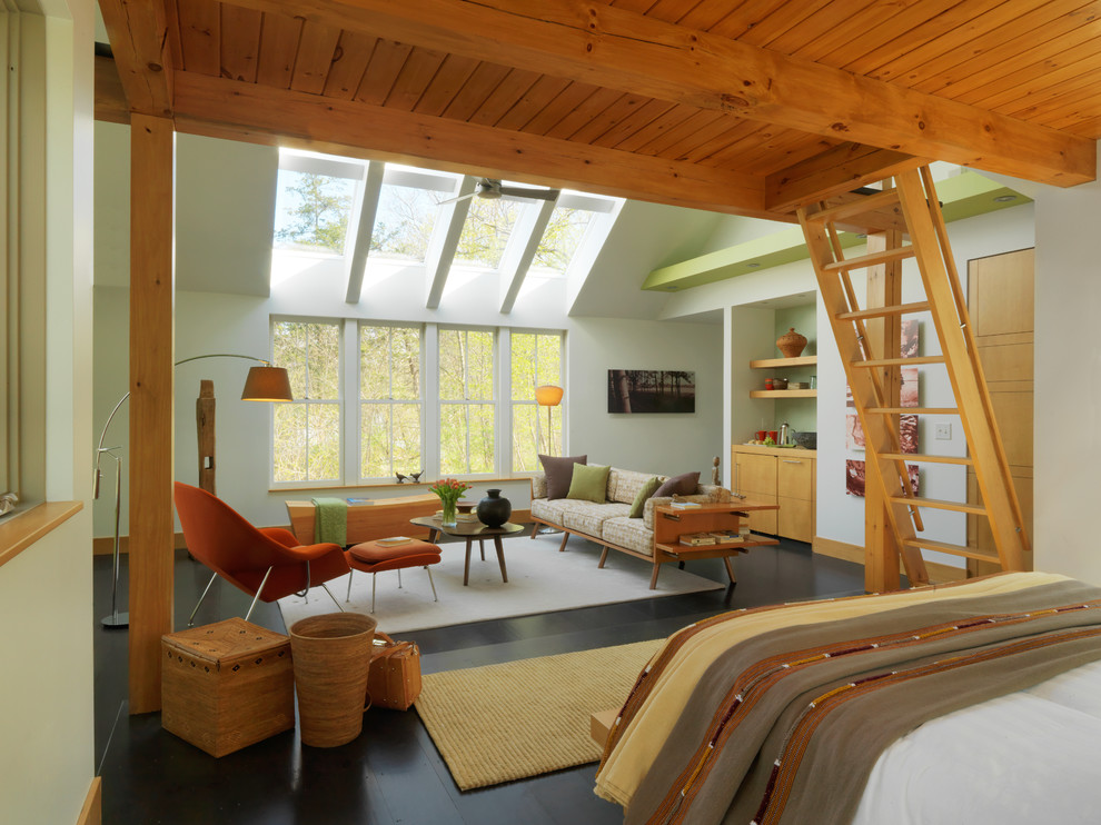 На фото: маленькая двухуровневая гостиная комната в современном стиле с зелеными стенами без камина для на участке и в саду с
