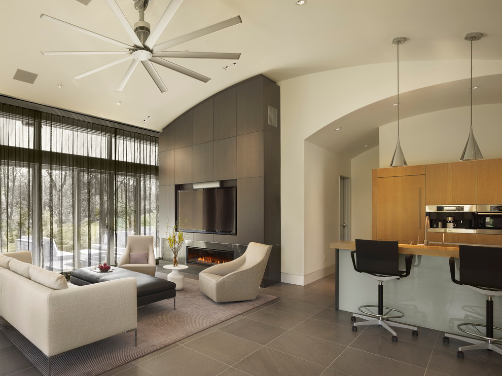 На фото: открытая гостиная комната в современном стиле с горизонтальным камином и телевизором на стене с