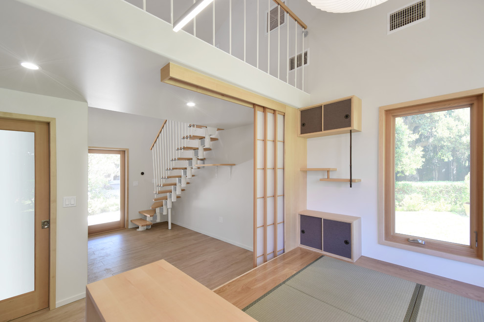 Inspiration för ett litet funkis loftrum, med grå väggar, tatamigolv och beiget golv