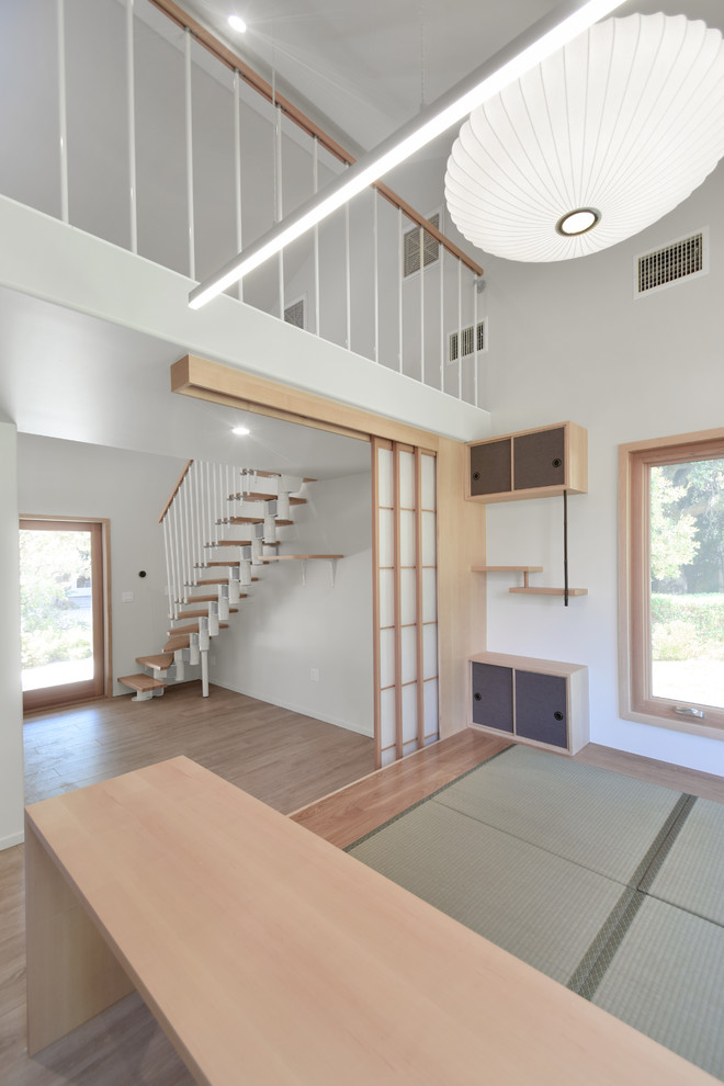 Idee per un piccolo soggiorno moderno stile loft con pareti grigie, pavimento in tatami, nessun camino e pavimento beige