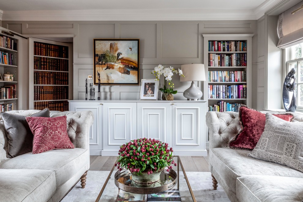 Repräsentatives, Abgetrenntes Landhaus Wohnzimmer mit grauer Wandfarbe, braunem Holzboden und beigem Boden in Surrey